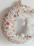 Lapin sur sa lune avec prénom - Fleurs Vintage