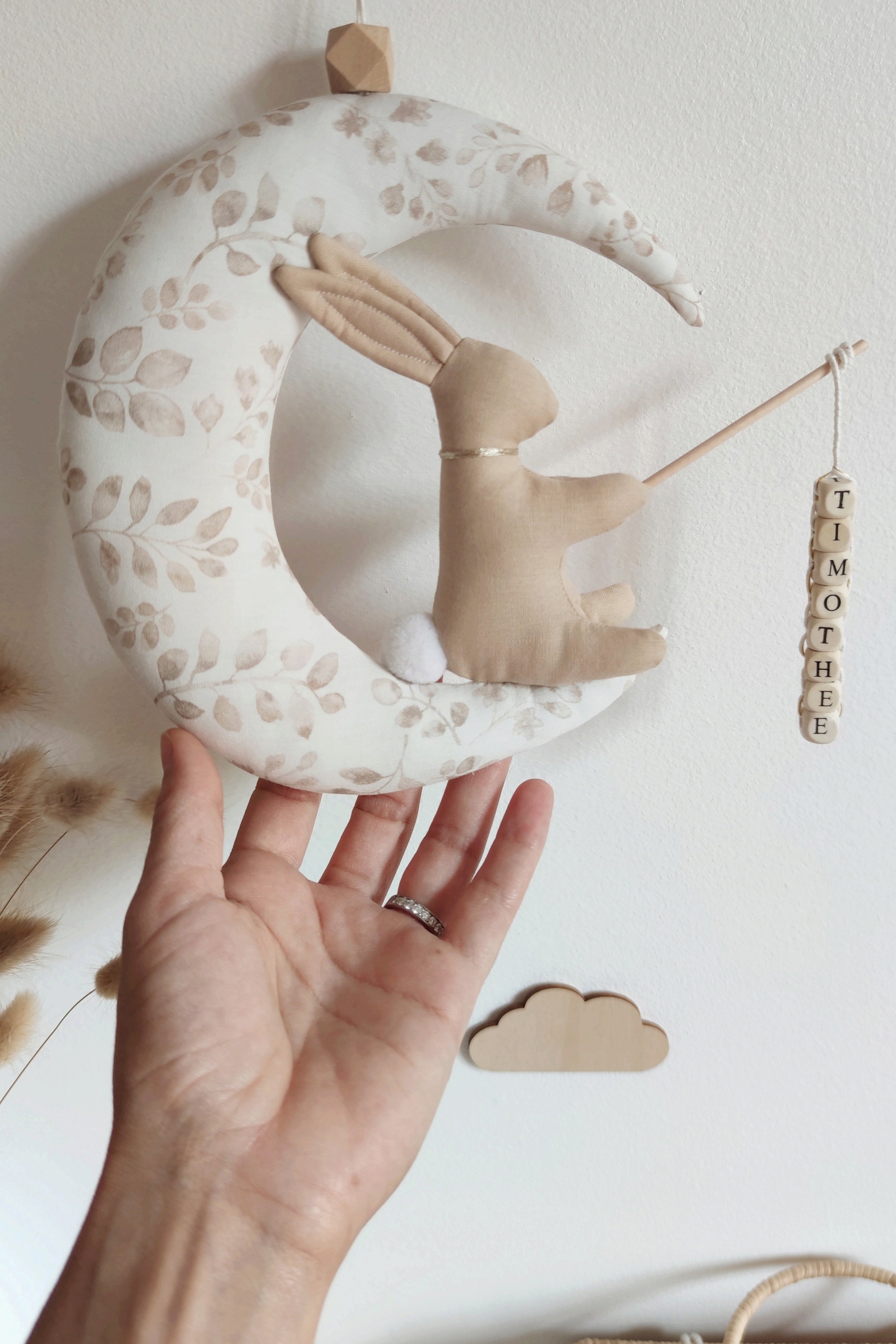 Lapin sur sa lune avec prénom - Feuilles Esprit beige