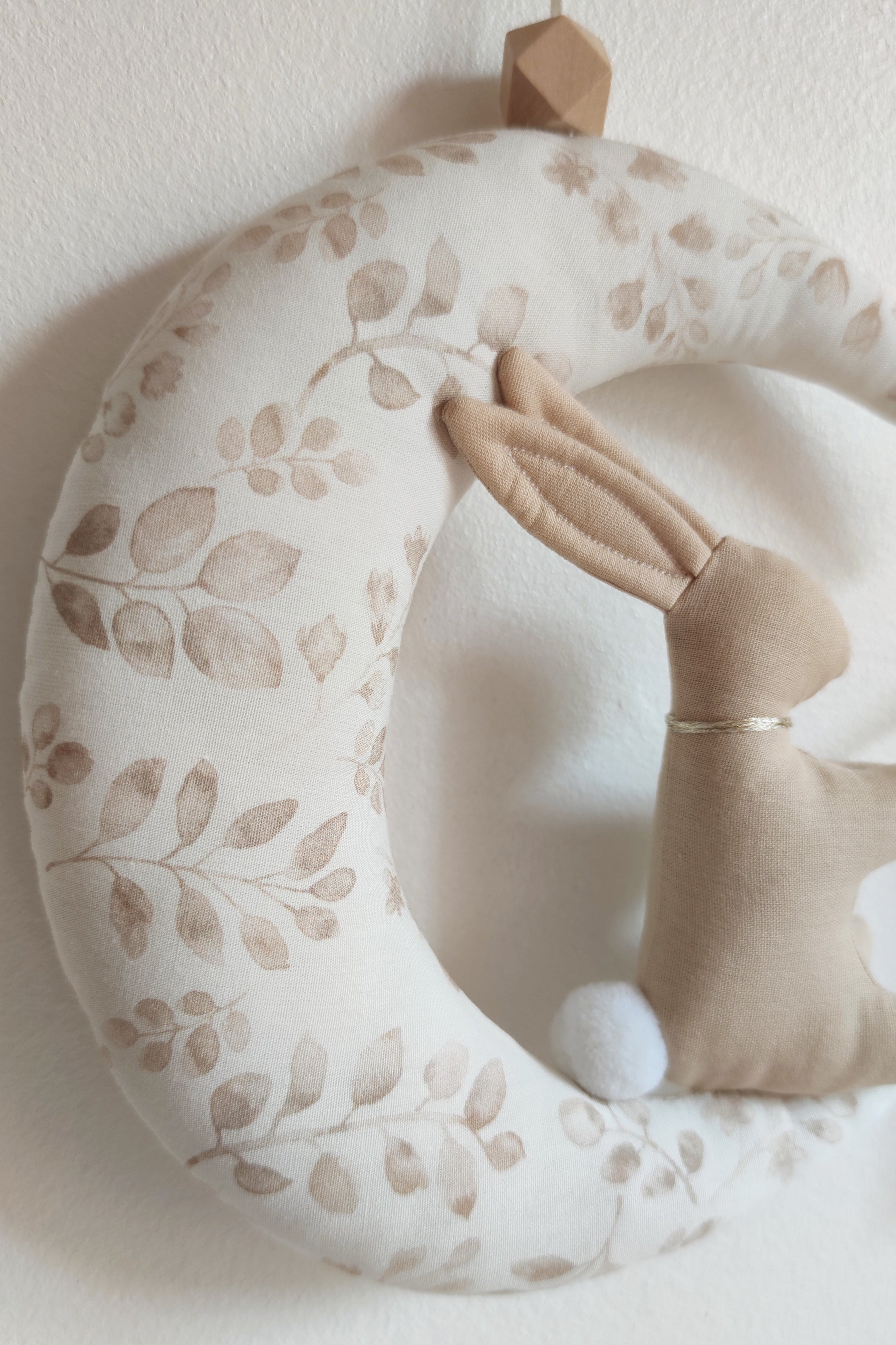 Lapin sur sa lune avec prénom - Feuilles Esprit beige