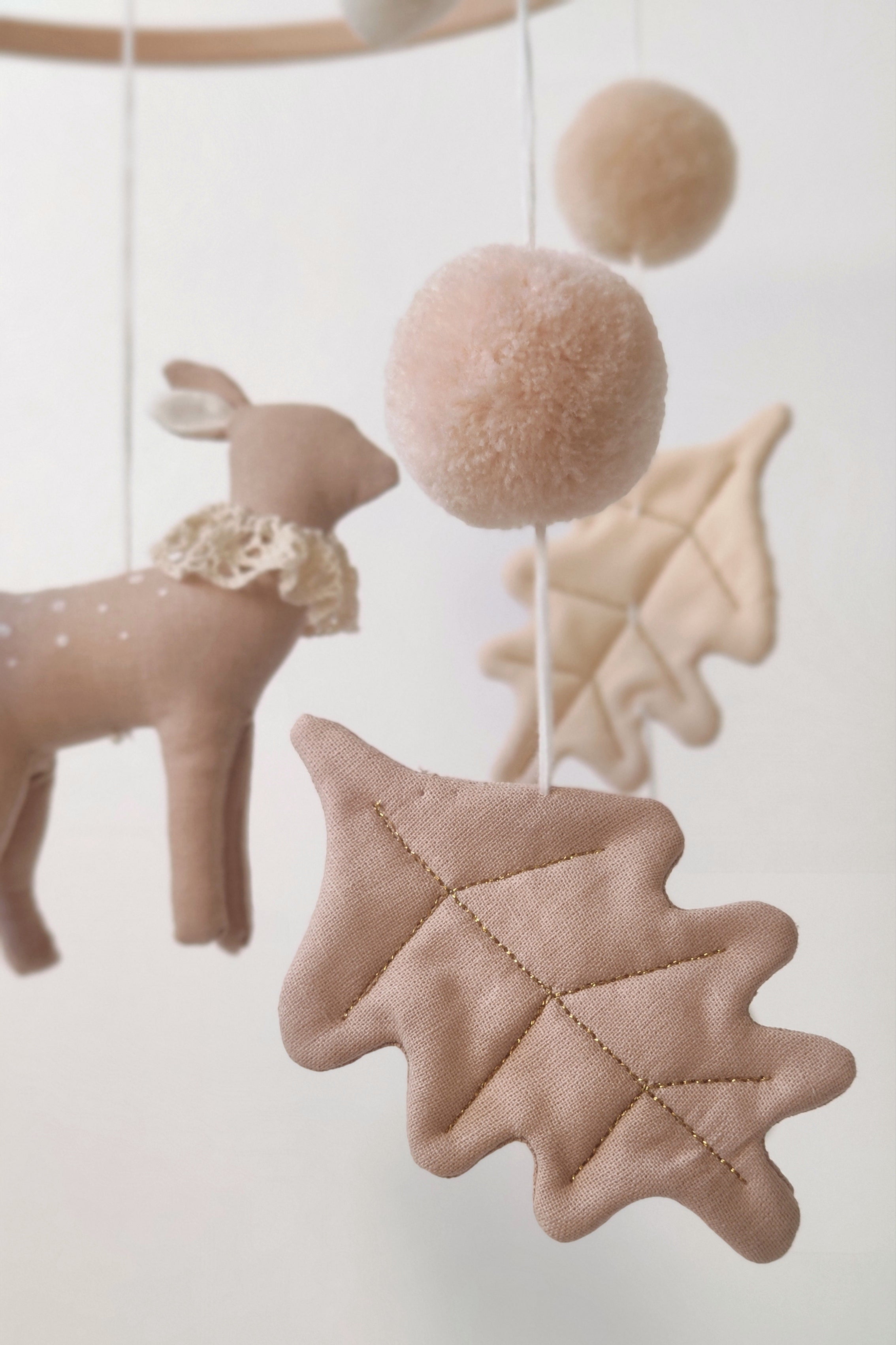 Mobile décoratif - Biche & feuilles de chêne