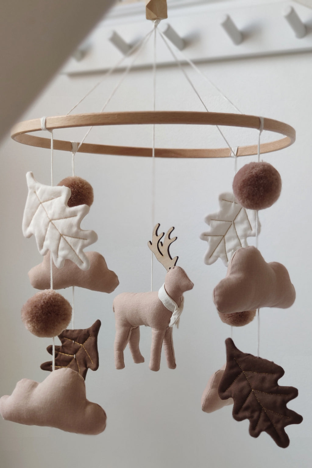 Mobile décoratif - Cerf & feuilles de chêne
