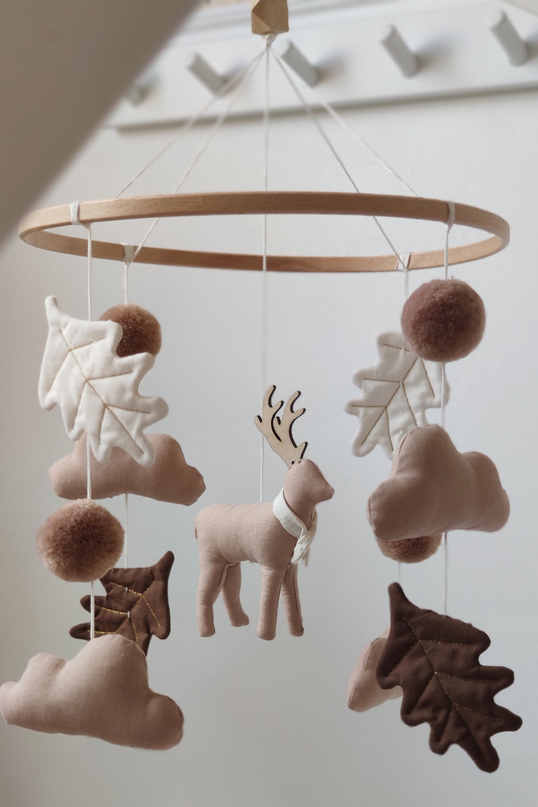 Mobile décoratif - Cerf & feuilles de chêne