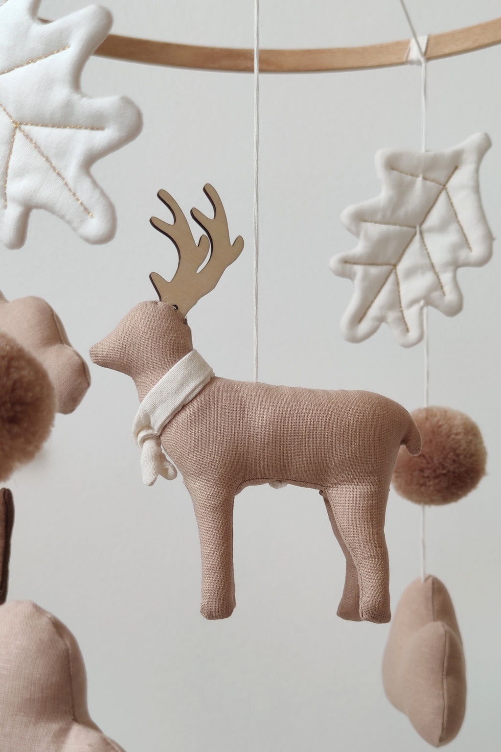 Mobile décoratif - Cerf & feuilles de chêne