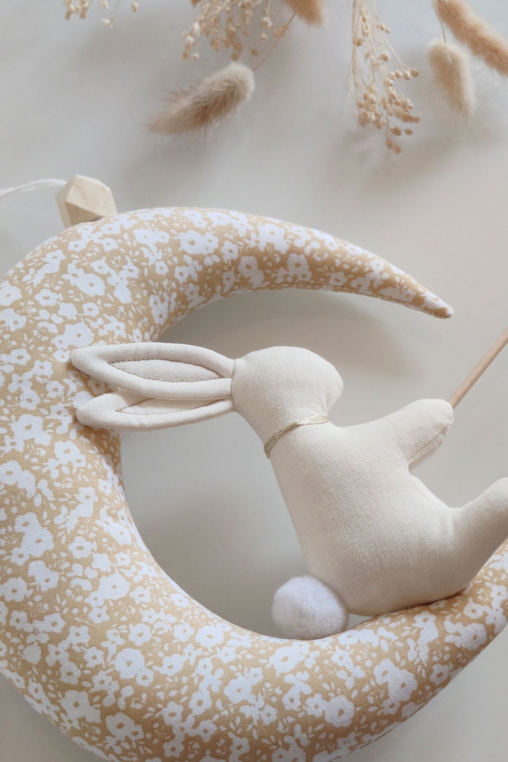 Lapin sur sa lune - Fleurs Caramel