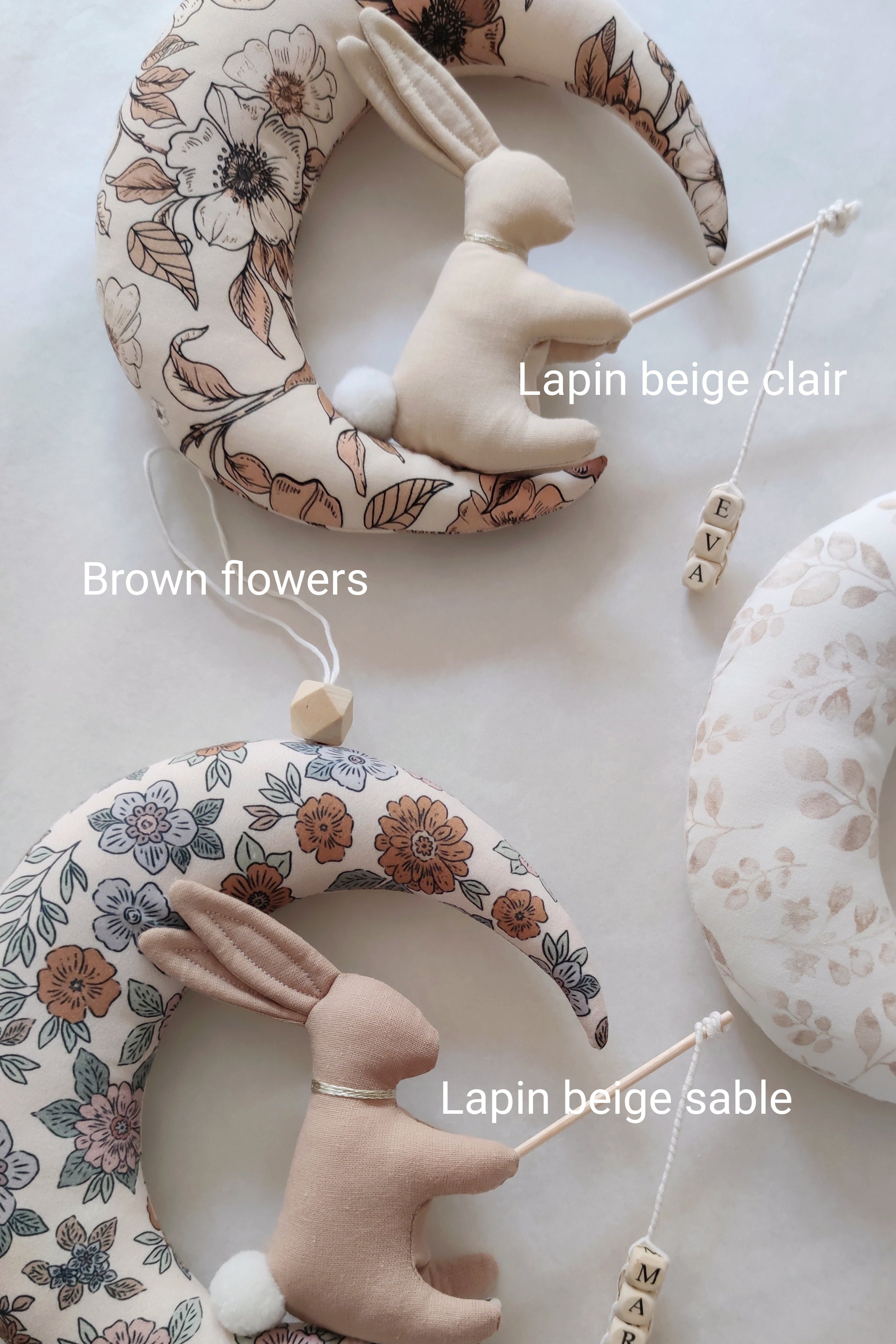 Personnage sur sa lune avec prénom - 100% Personnalisable