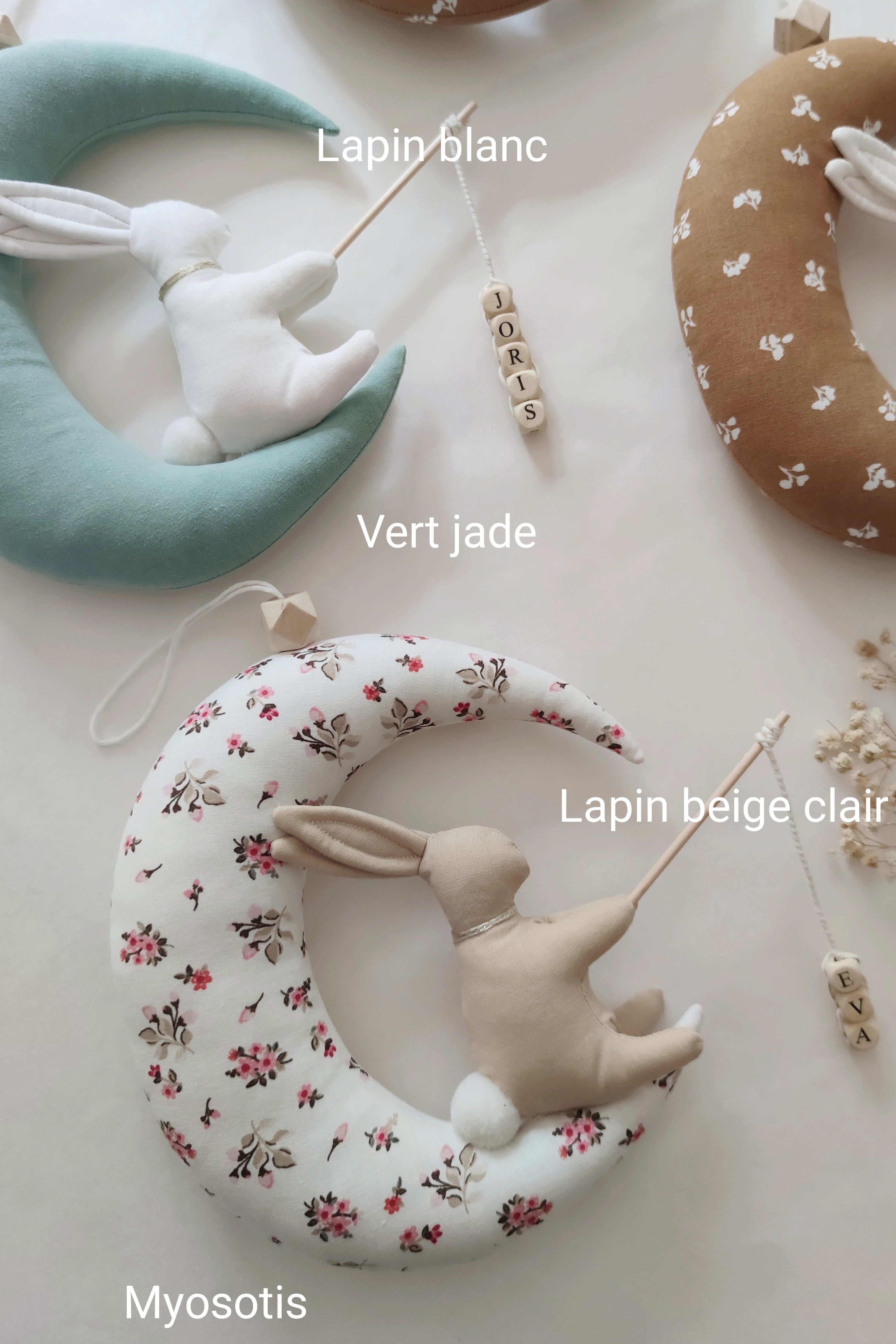 Personnage sur sa lune avec prénom - 100% Personnalisable