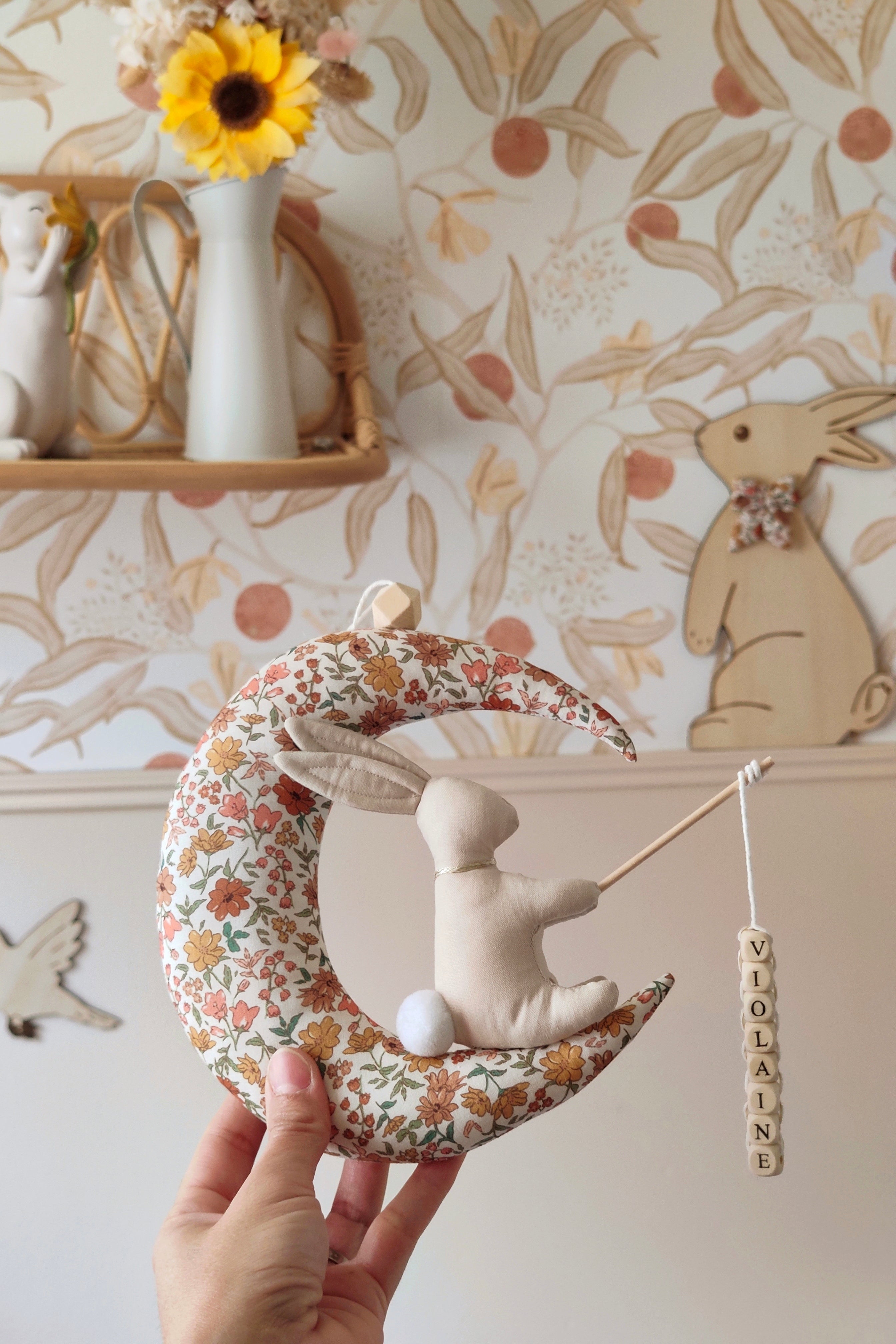 Lapin sur sa lune avec prénom - Fleurs Vintage