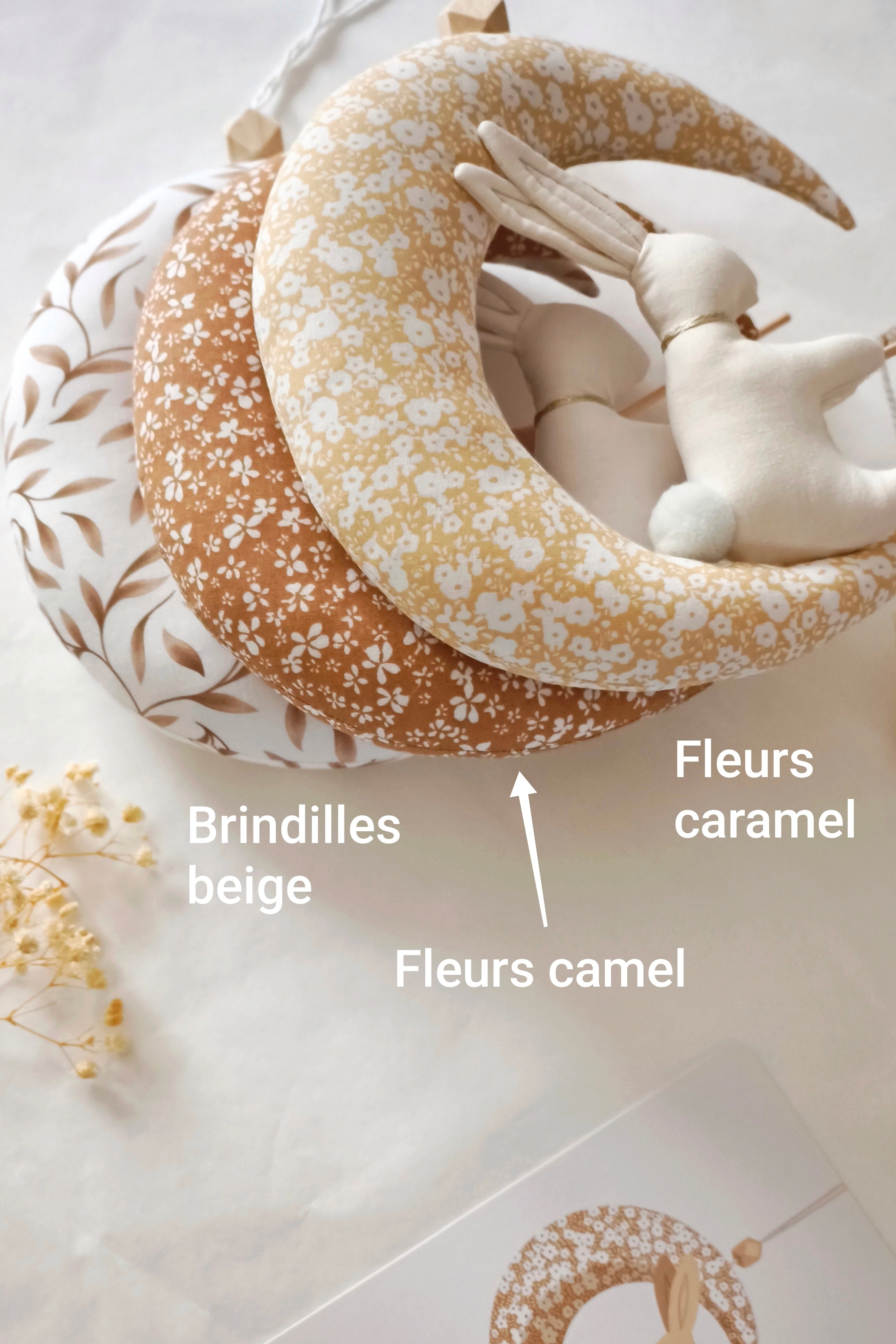 Personnage sur sa lune avec prénom - 100% Personnalisable