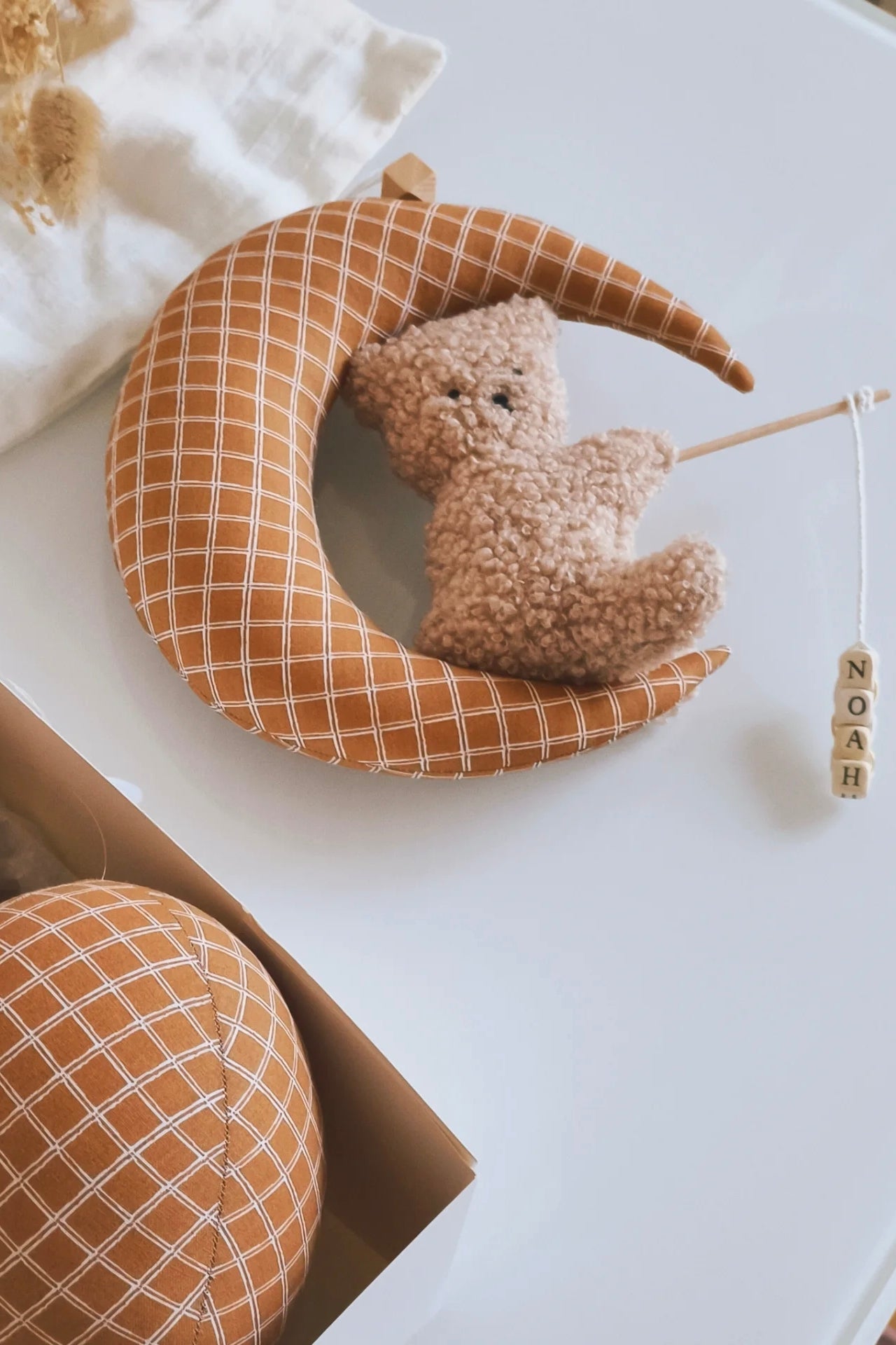 Nounours sur sa lune avec prénom - Carreaux marron