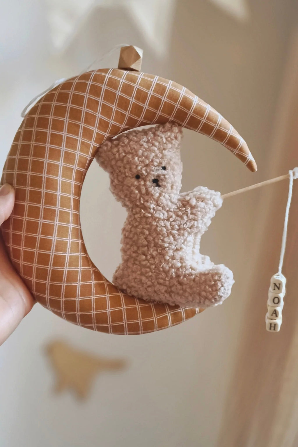 Nounours sur sa lune avec prénom - Carreaux marron