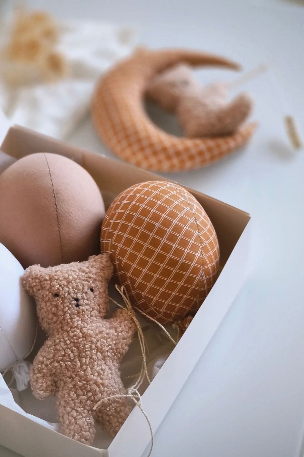 Nounours sur sa lune avec prénom - Carreaux marron