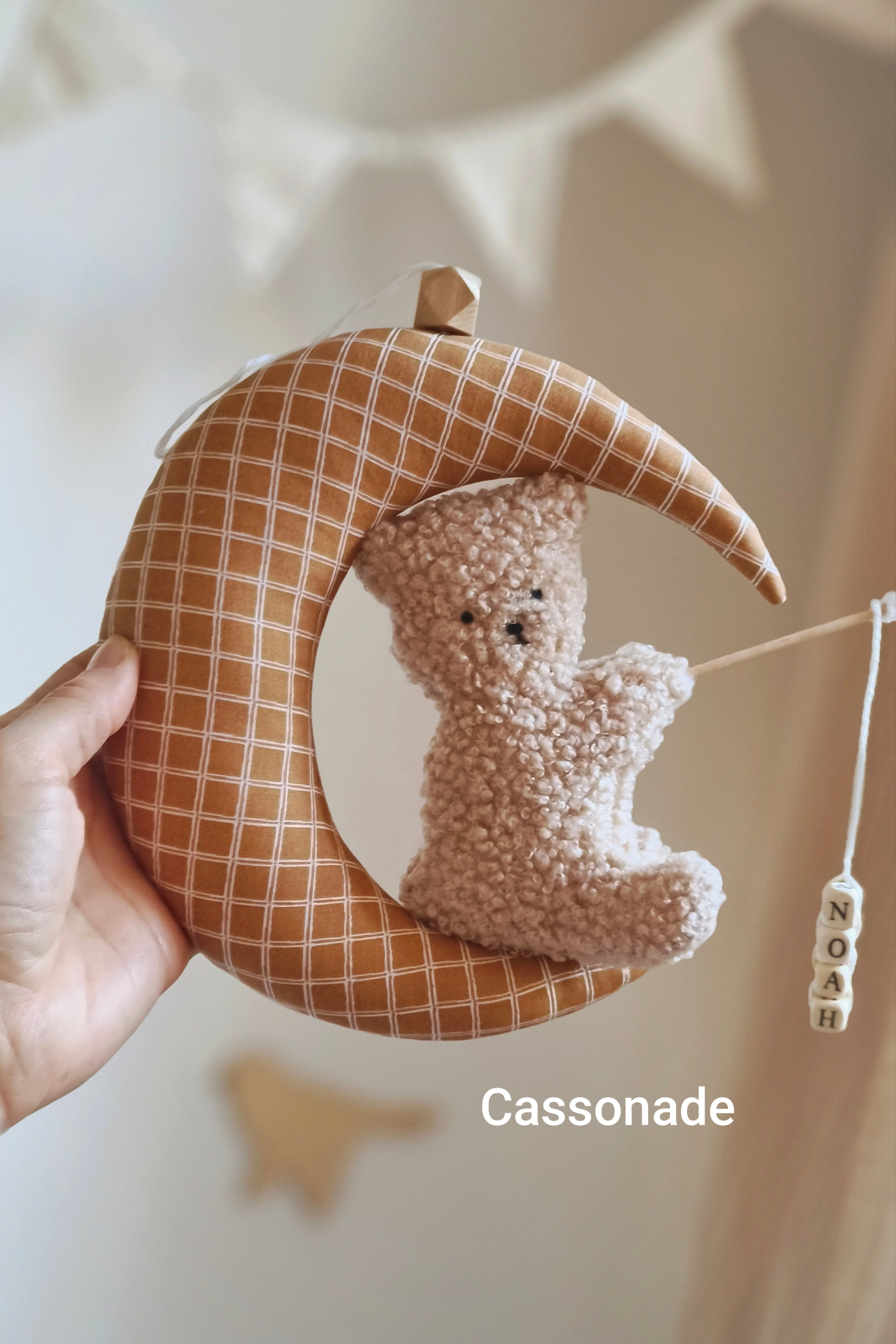 Personnage sur sa lune avec prénom - 100% Personnalisable