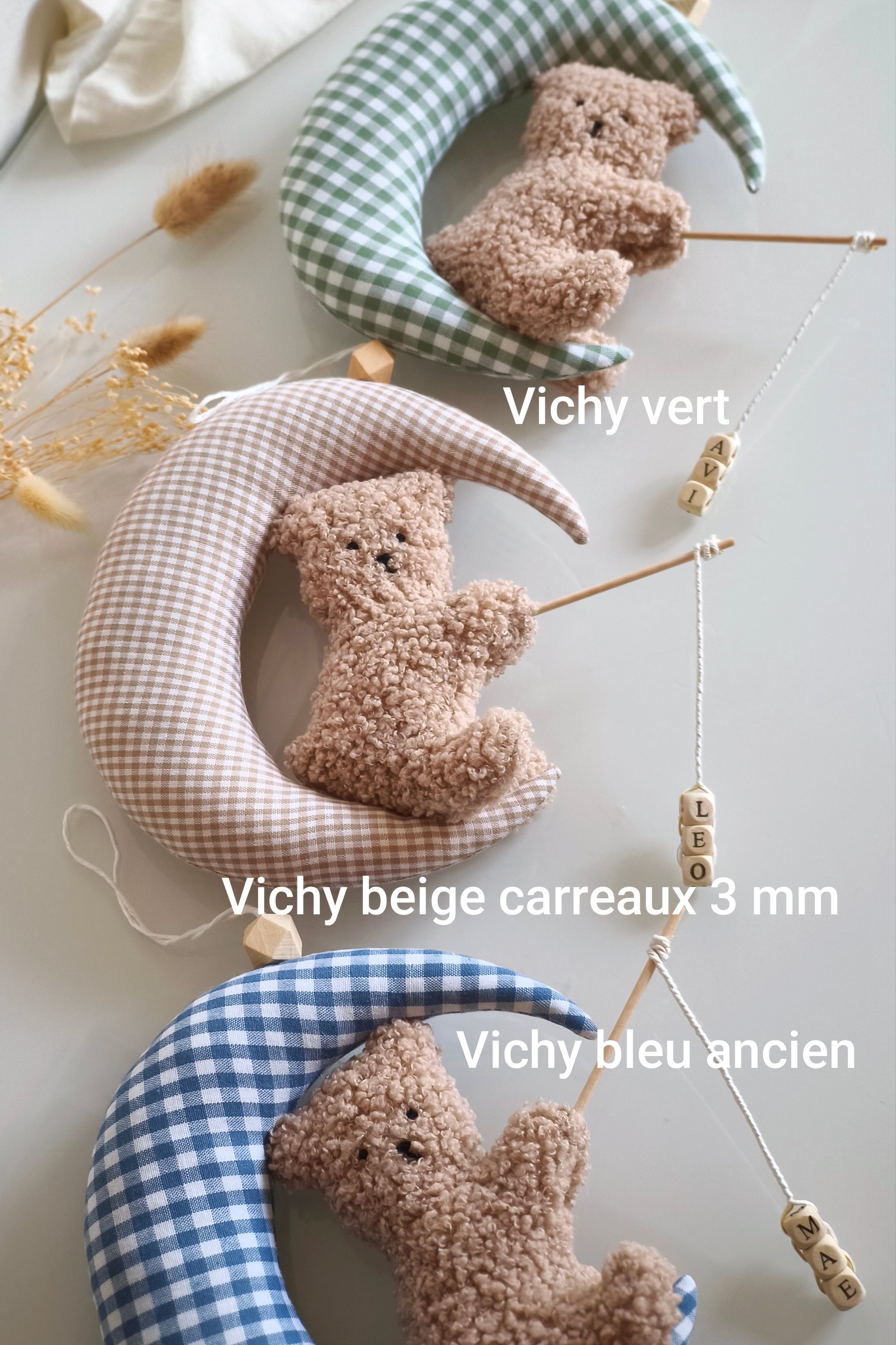 Personnage sur sa lune avec prénom - 100% Personnalisable
