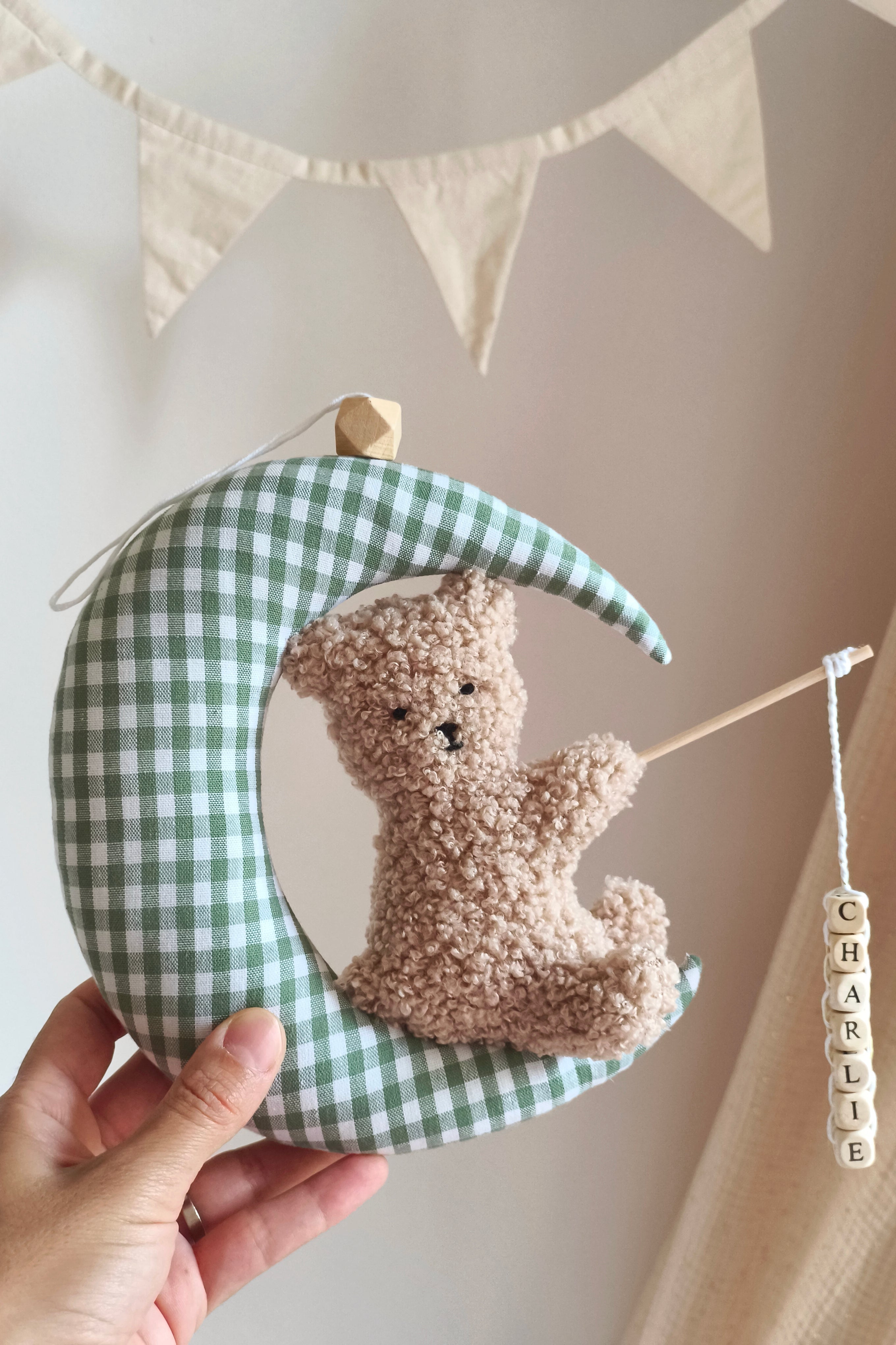 Nounours sur sa lune avec prénom - Vichy vert