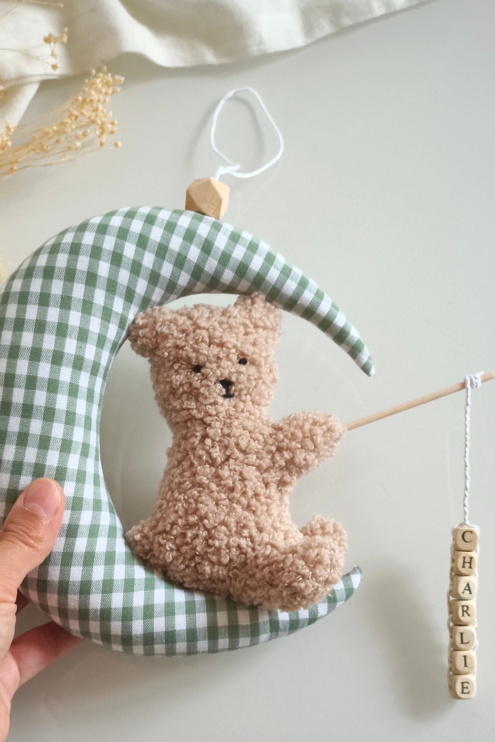 Nounours sur sa lune avec prénom - Vichy vert