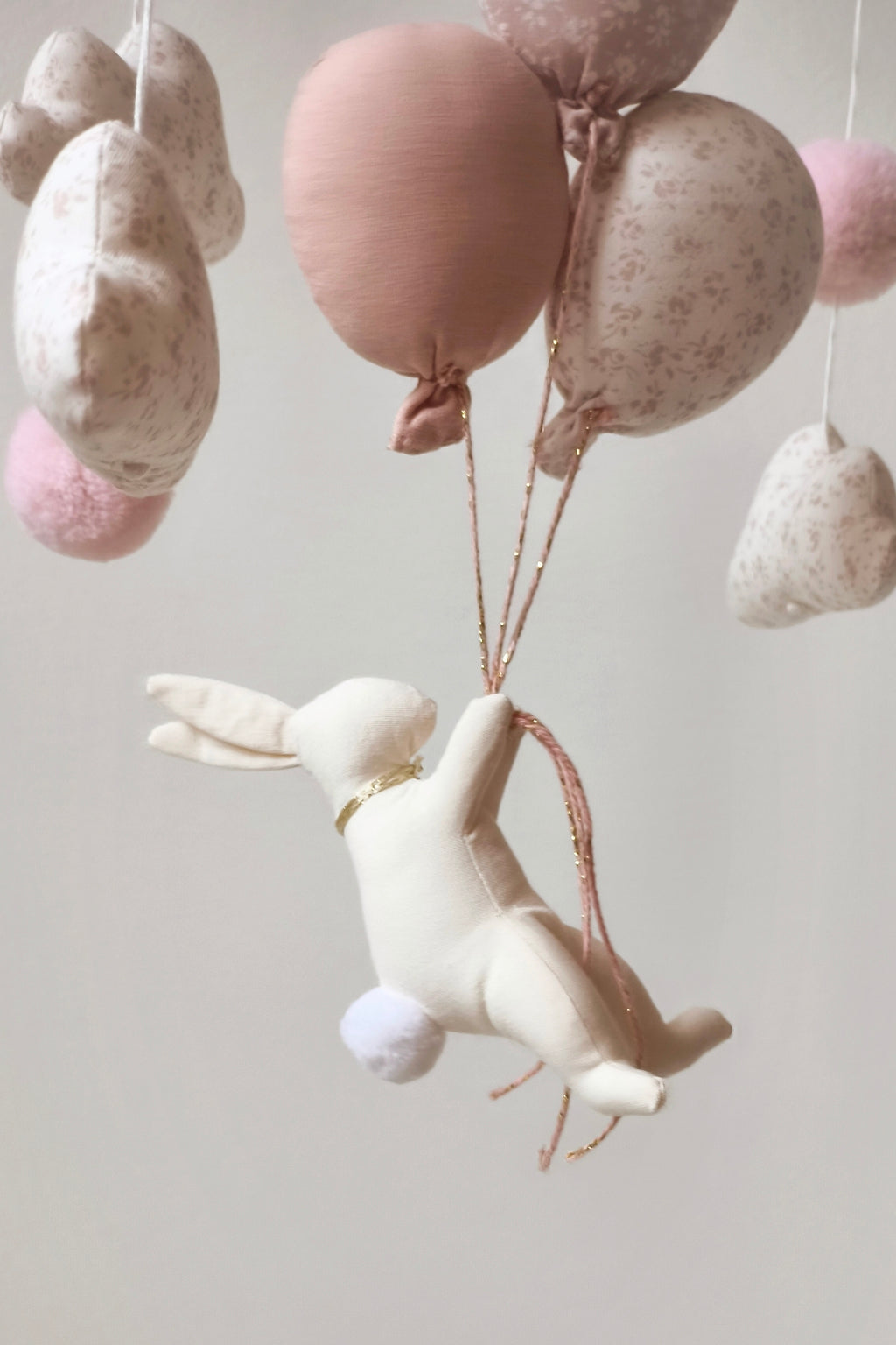 Mobile décoratif Lapin & Ballons - Rose