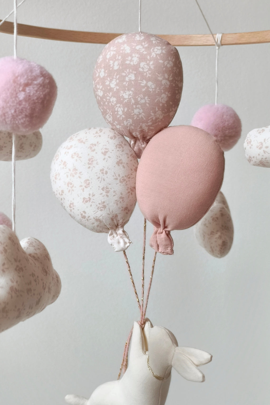 Mobile décoratif Lapin & Ballons - Rose