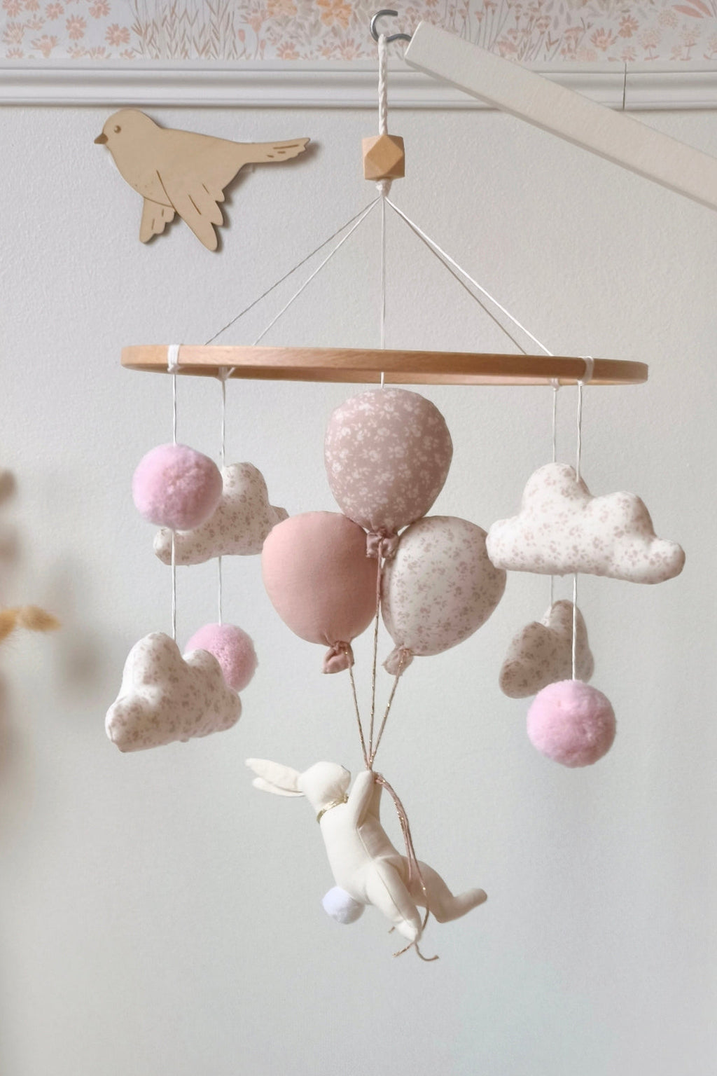 Mobile décoratif Lapin & Ballons - Rose