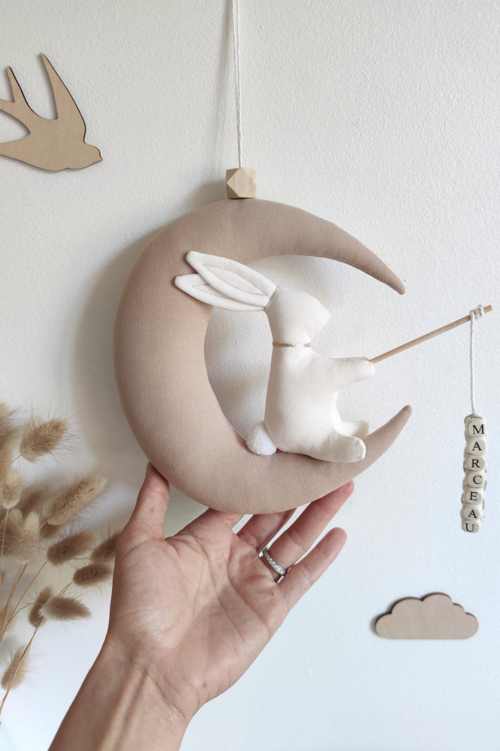 Lapin sur sa lune avec prénom - Beige