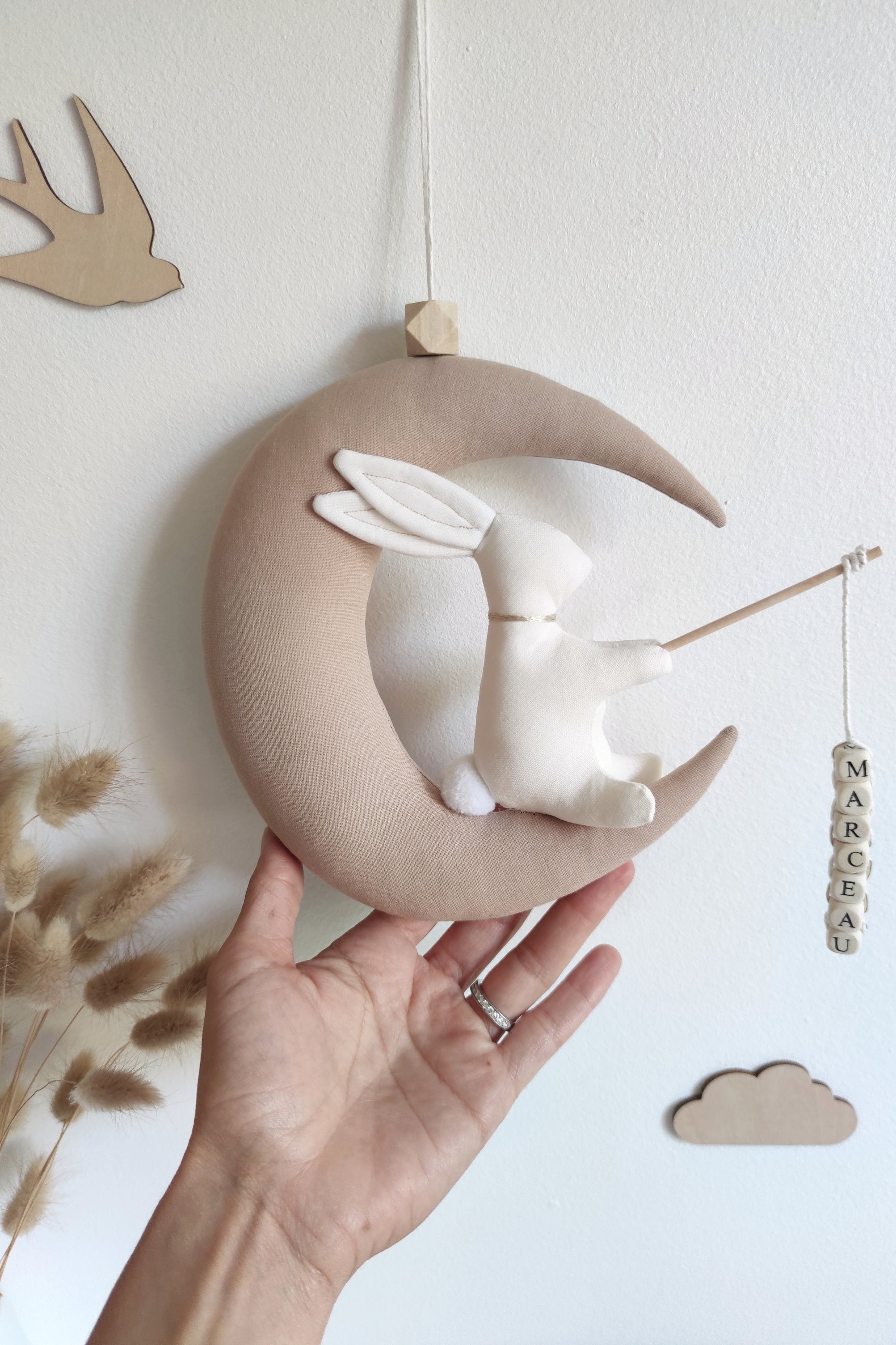 Lapin sur sa lune avec prénom - Beige