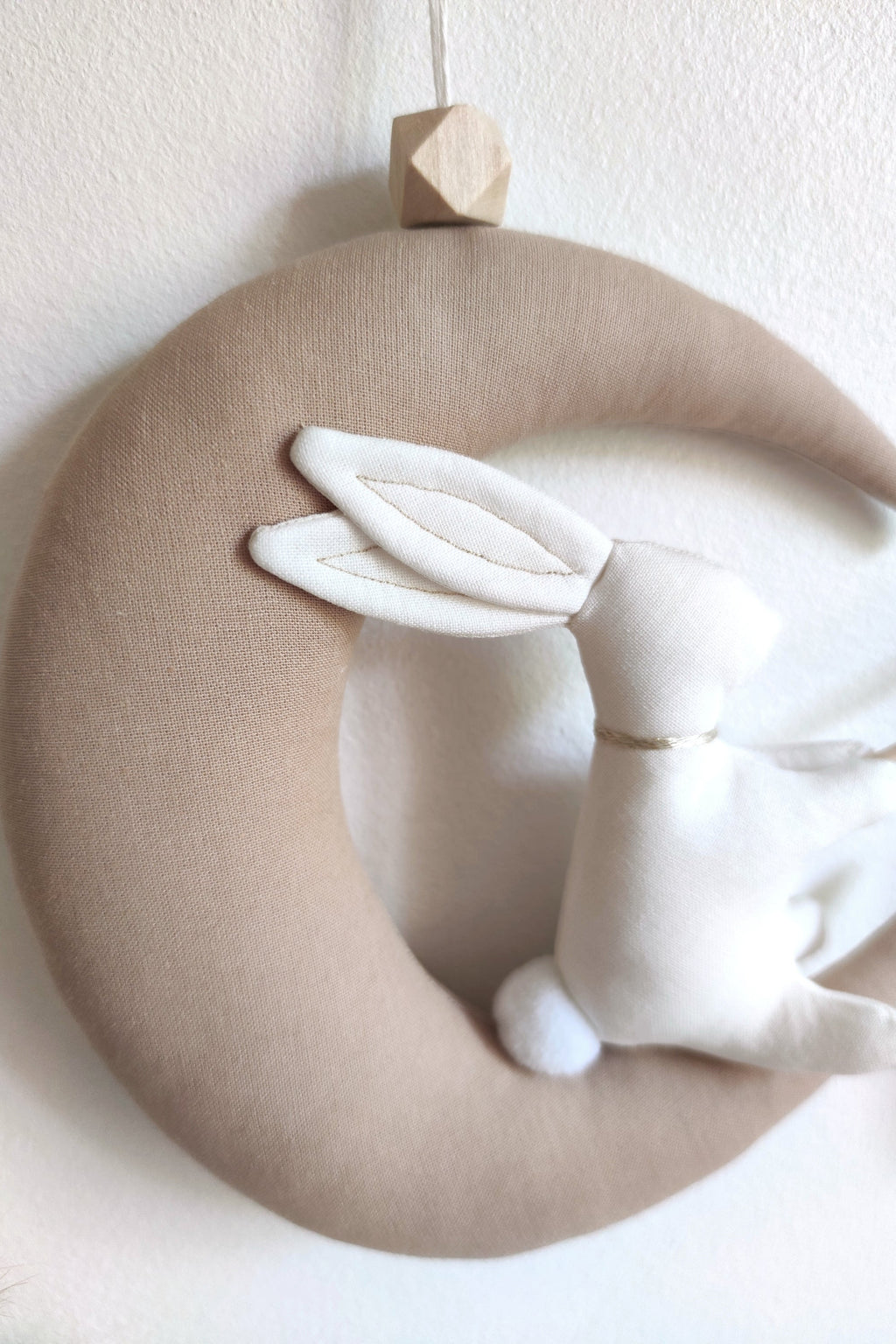 Lapin sur sa lune avec prénom - Beige