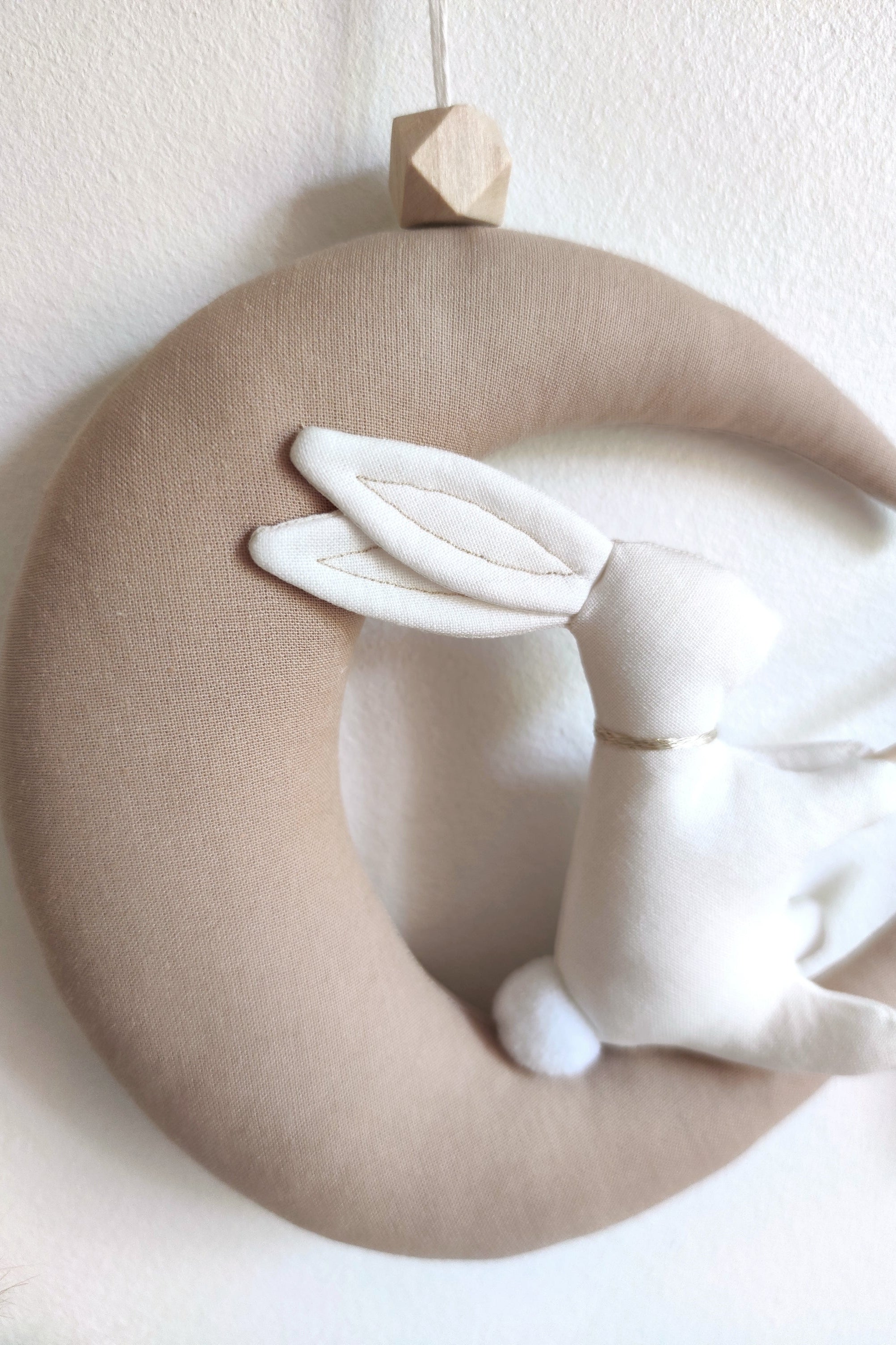 Lapin sur sa lune avec prénom - Beige