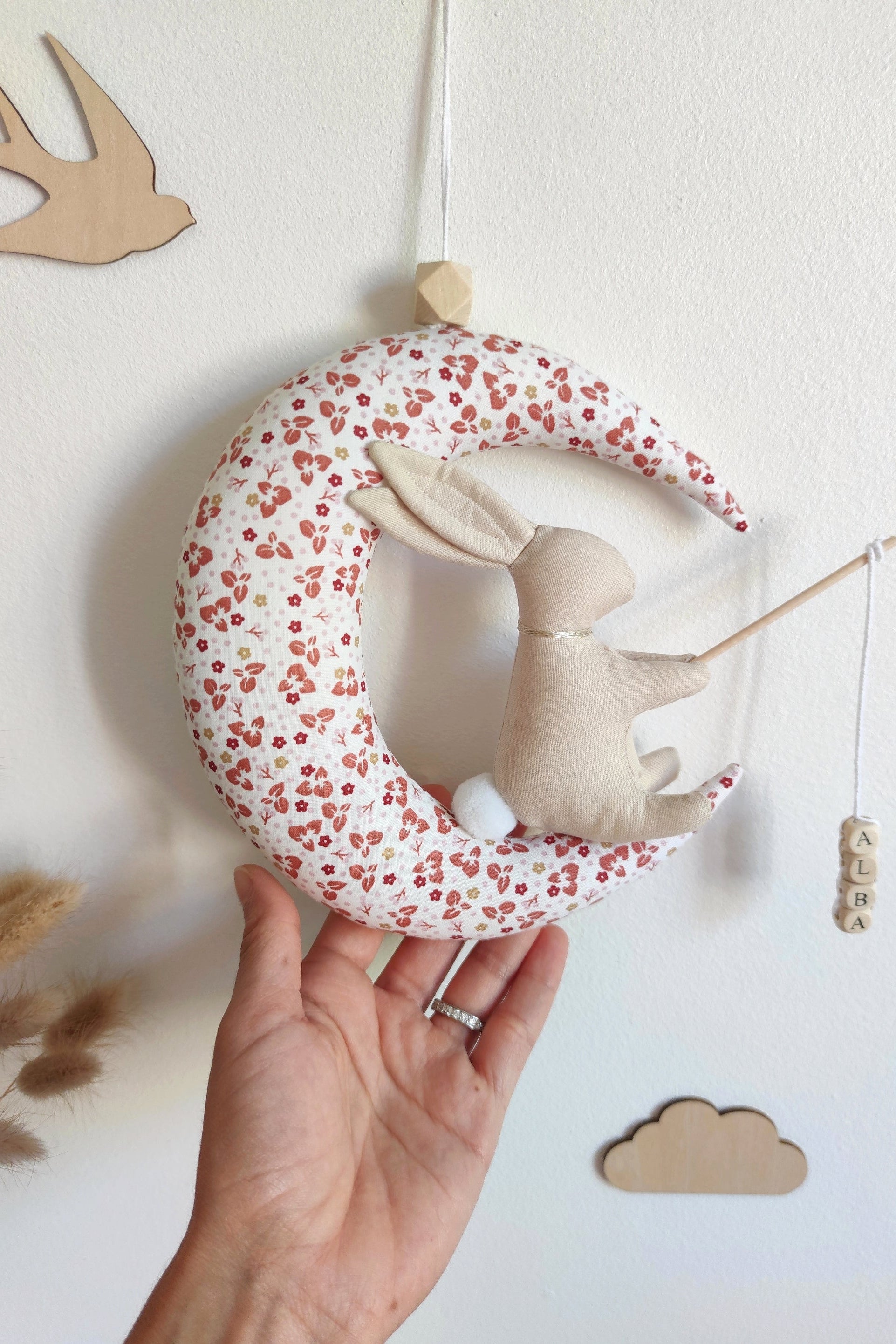 Lapin sur sa lune avec prénom - Fleurs terracotta pois rose