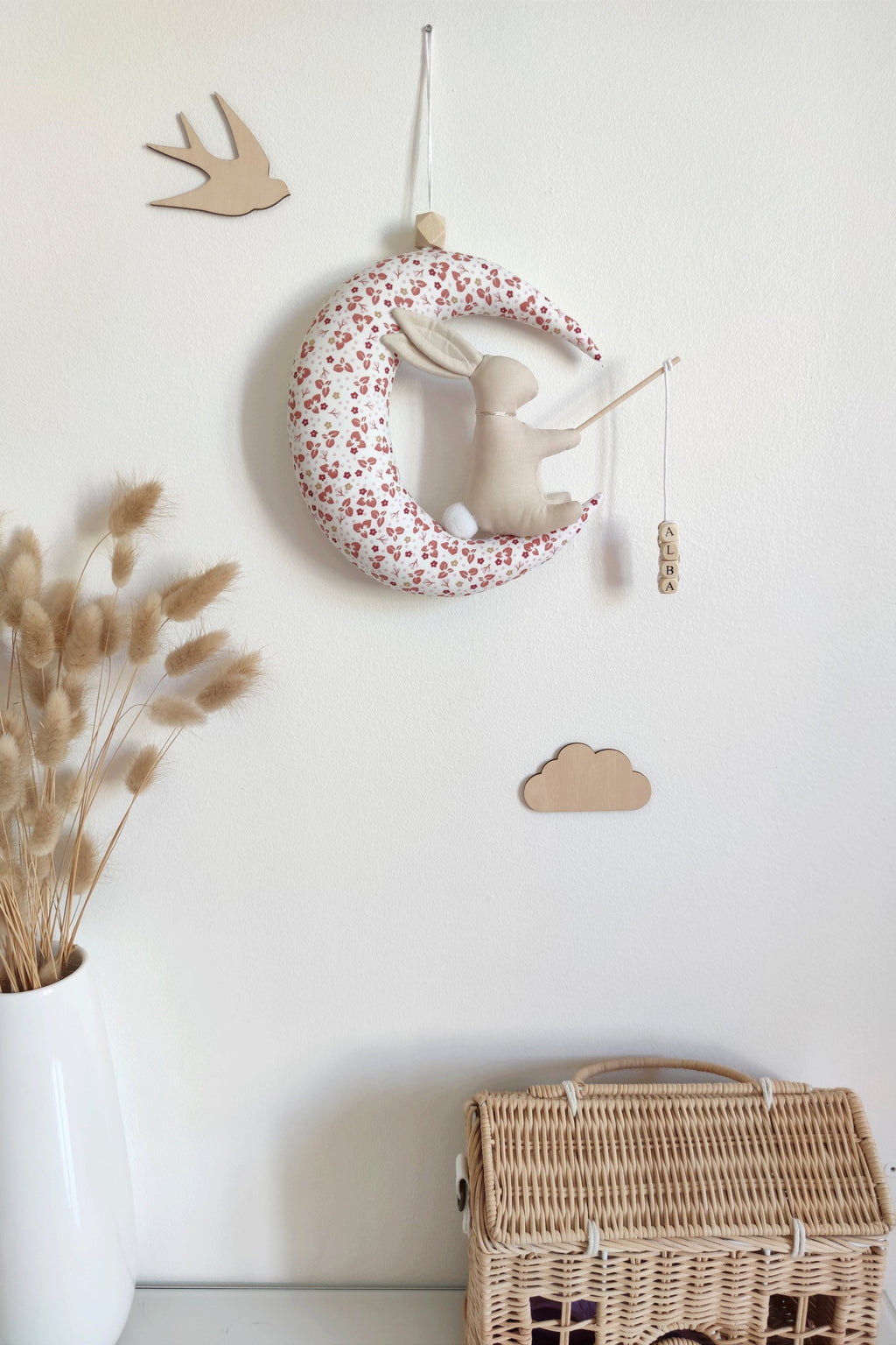 Lapin sur sa lune avec prénom - Fleurs terracotta pois rose