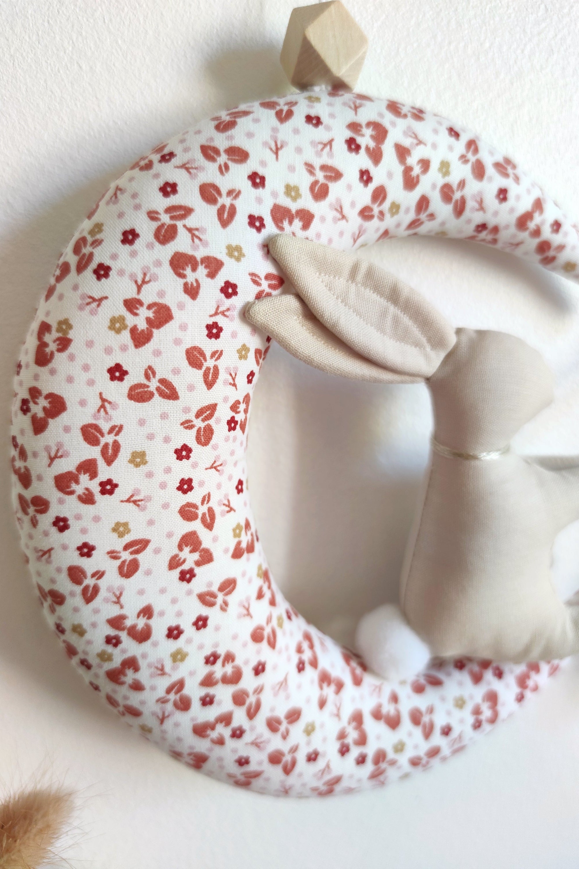 Lapin sur sa lune avec prénom - Fleurs terracotta pois rose