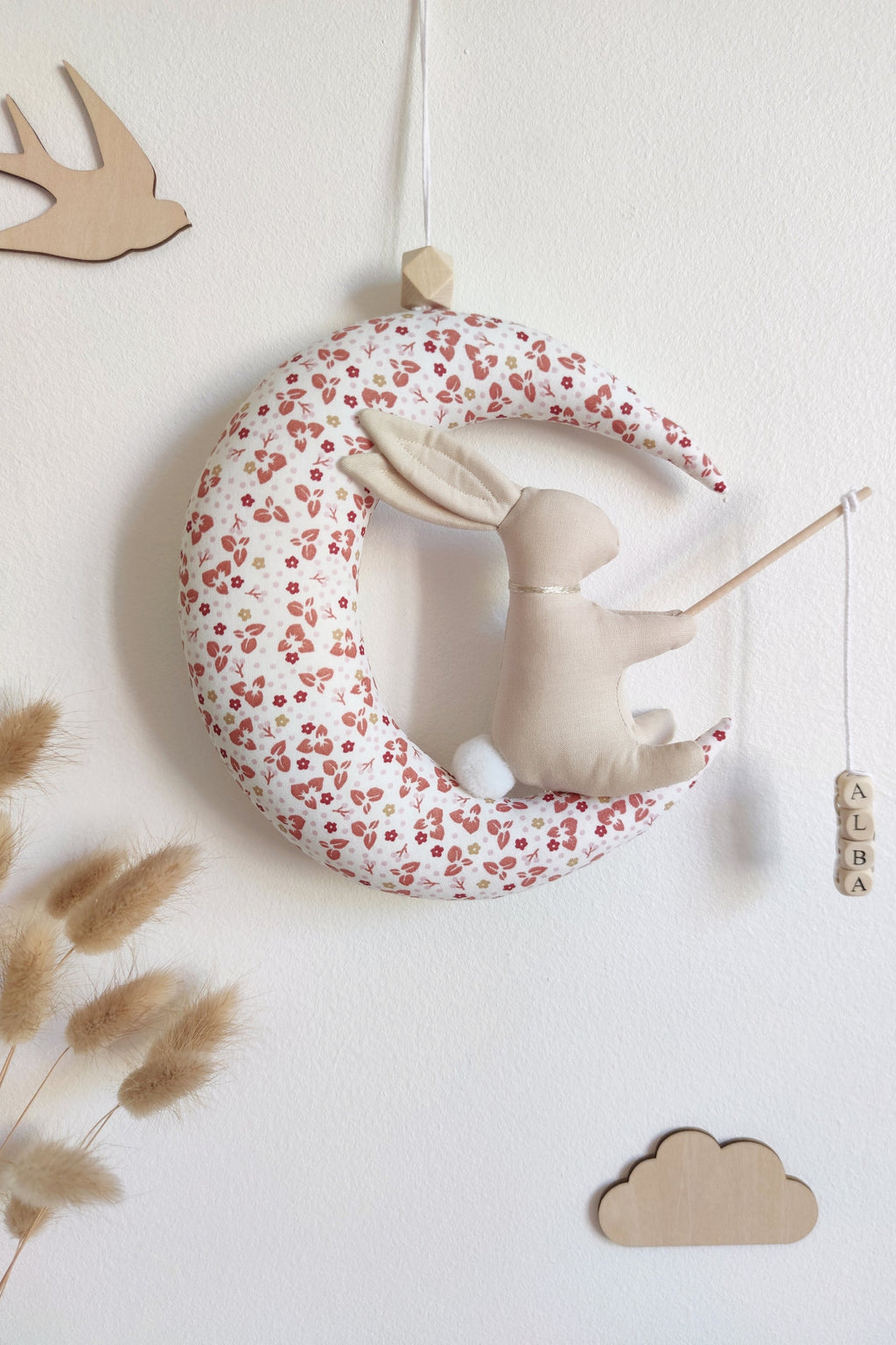 Lapin sur sa lune avec prénom - Fleurs terracotta pois rose