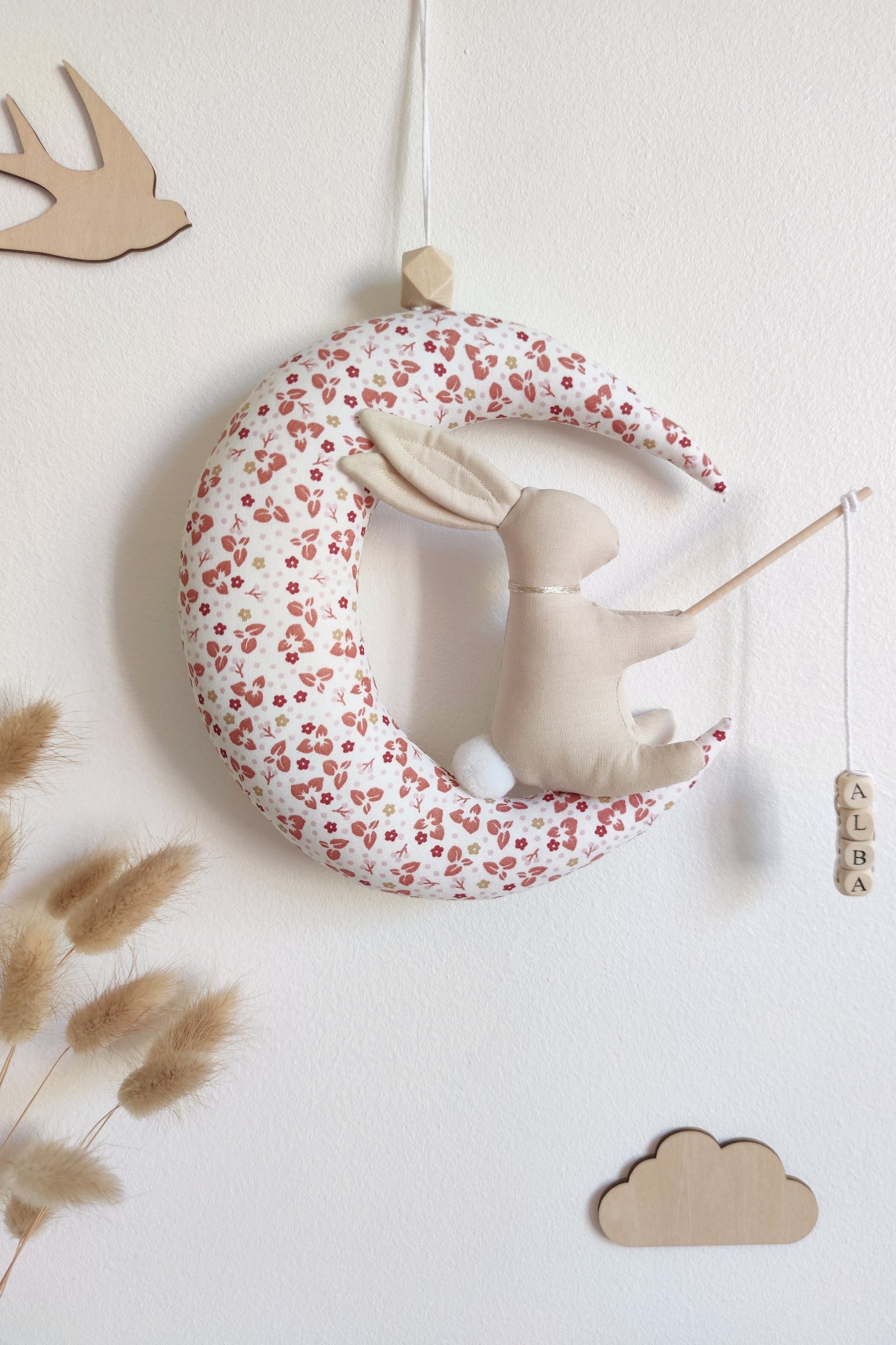 Lapin sur sa lune avec prénom - Fleurs terracotta pois rose