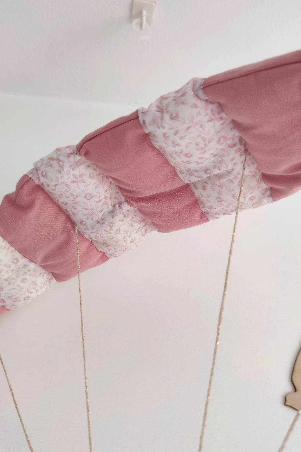 Lapin en parapente - Rose