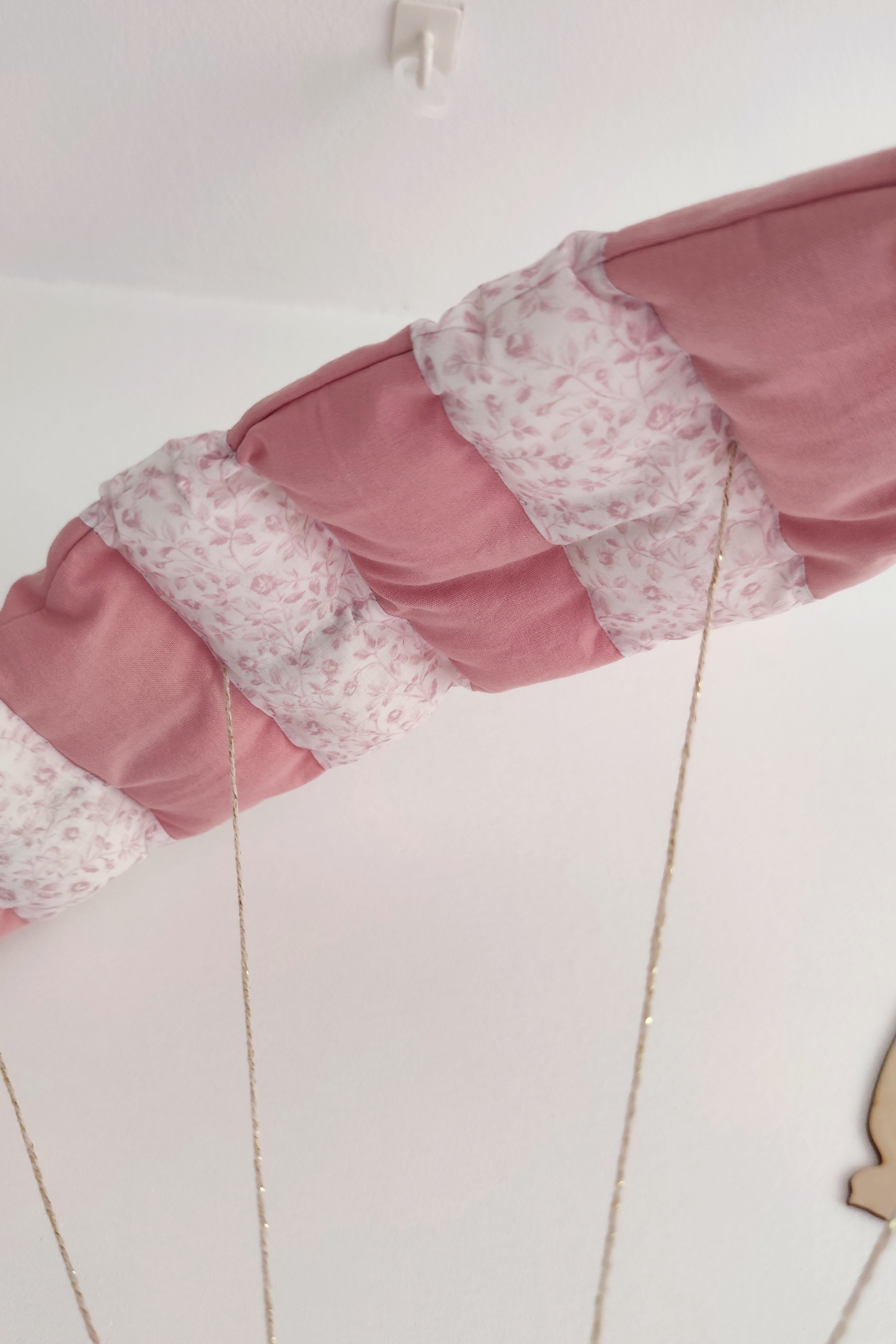 Lapin en parapente - Rose