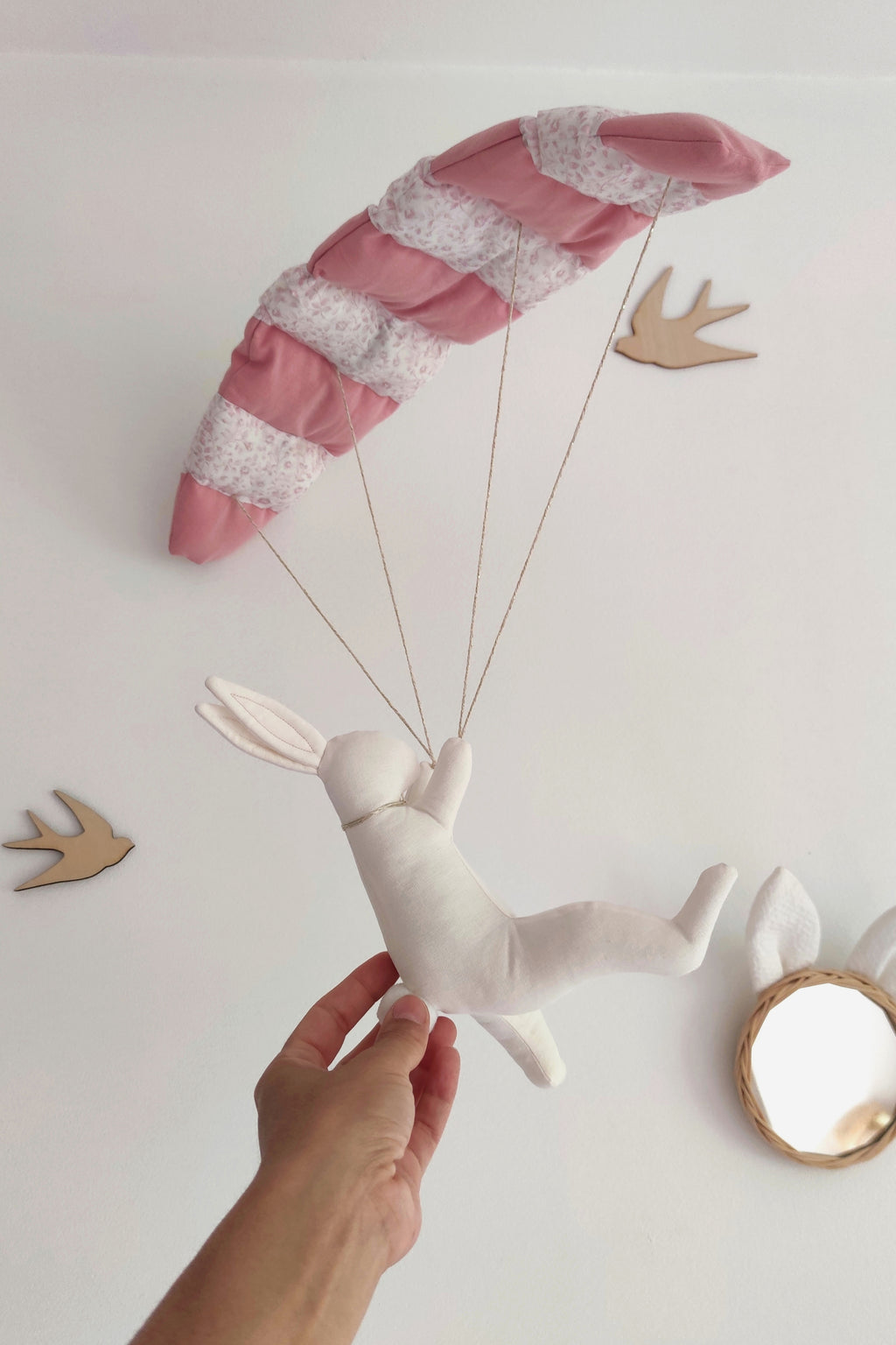 Lapin en parapente - Rose