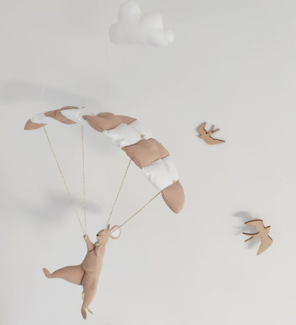 Mouse and parachute - Beige & White