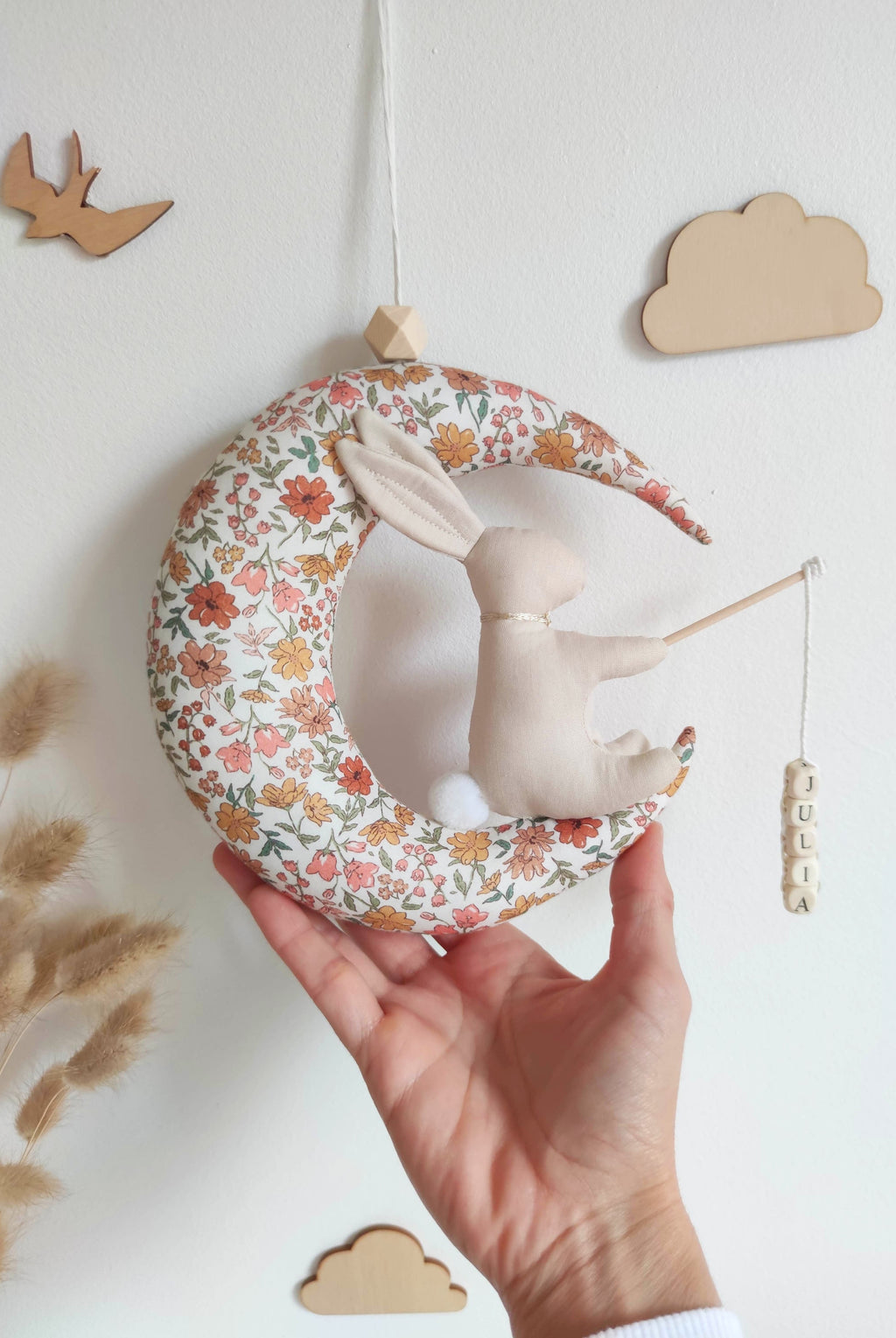 Lapin sur sa lune avec prénom - Fleurs Vintage